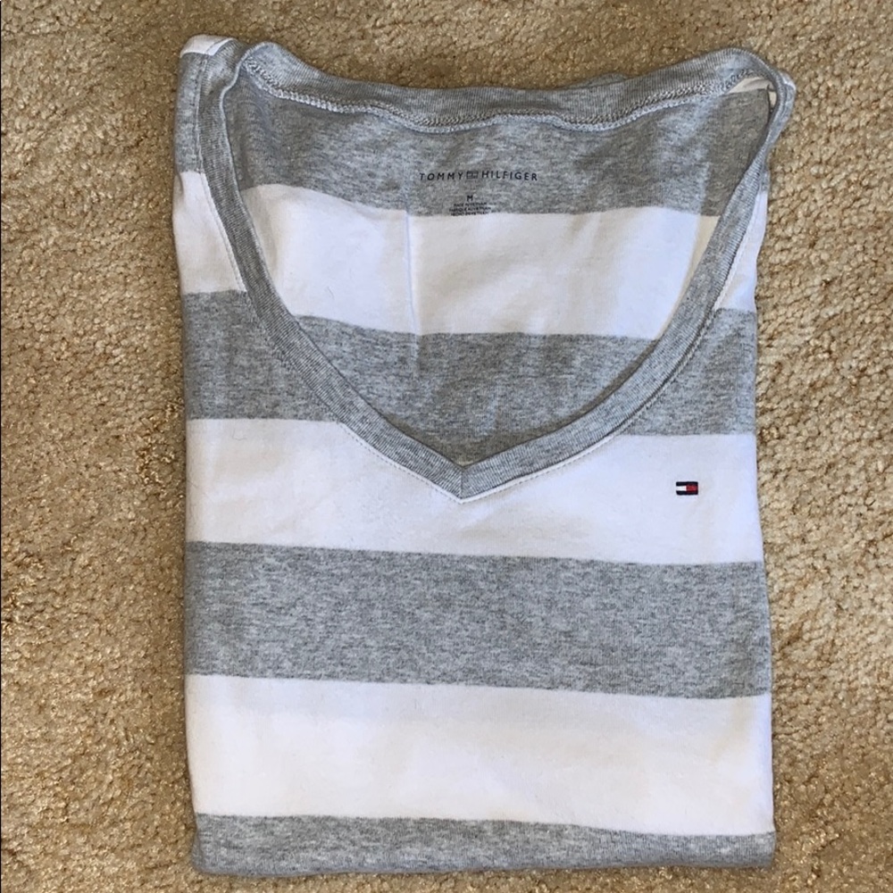 Tommy Hilfiger v neck